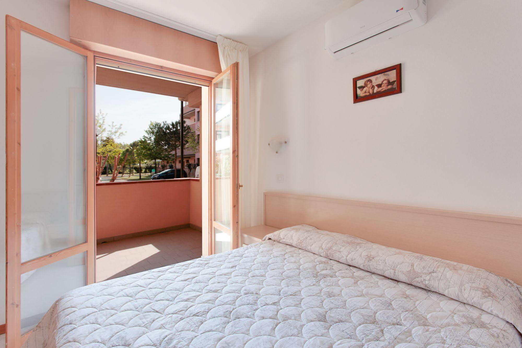 Aparthotel Costa Paradiso Лидо Адриано Екстериор снимка